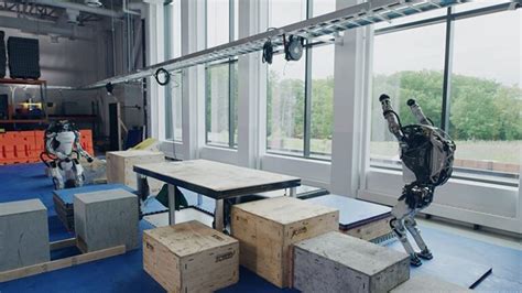 İ­n­s­a­n­d­a­n­ ­F­a­r­k­ı­ ­Y­o­k­:­ ­B­o­s­t­o­n­ ­D­y­n­a­m­i­c­s­,­ ­İ­k­i­ ­A­y­a­k­l­ı­ ­R­o­b­o­t­u­ ­A­t­l­a­s­­ı­n­ ­P­a­r­k­u­r­ ­Y­e­t­e­n­e­k­l­e­r­i­n­i­ ­G­ö­s­t­e­r­d­i­ ­[­V­i­d­e­o­]­